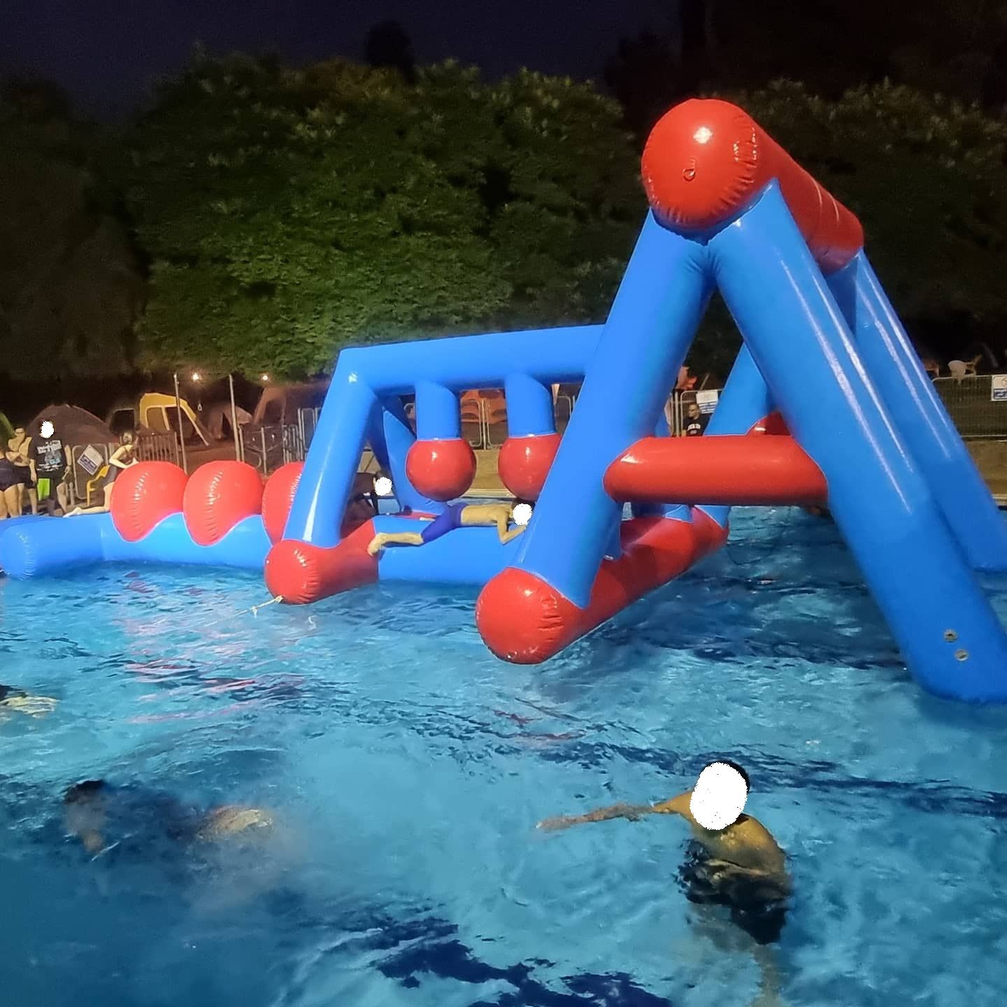 מתנפח מכשולים במים